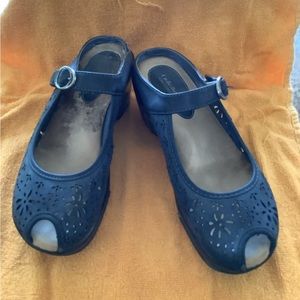 MEDIUM BLUE CLOGS WITH STRAP A CROSS TOP